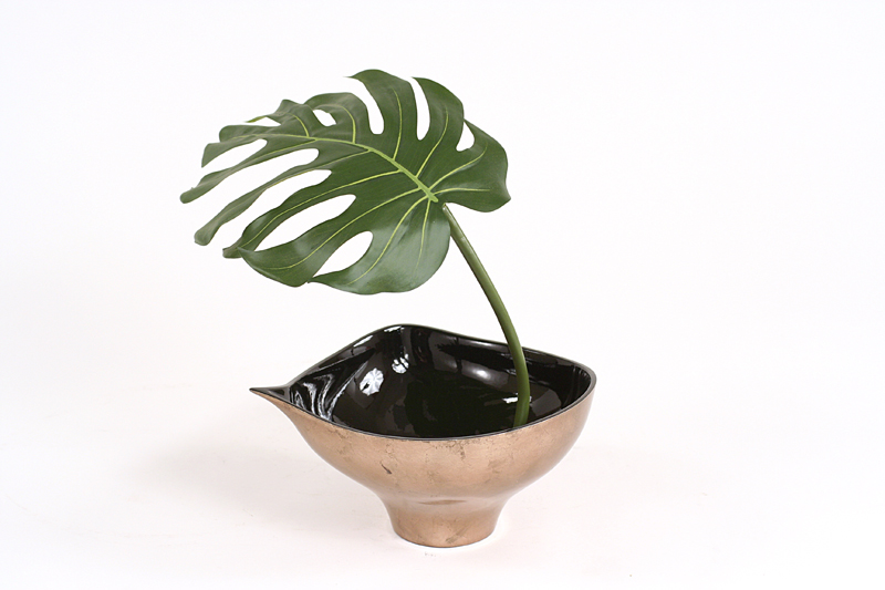 Single Silk Philodendron Leaf with Black Rocks in Bronze Finish Leaf Bowl Single Silk Philodendron Leaf with Black Rocks in Bronze Finish Leaf Bowl
