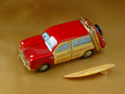 Woodie with surf board