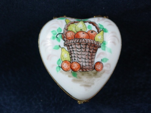 HEART WITH FRUIT BASKET