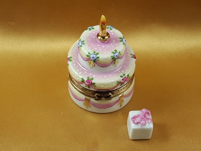 TWO LAYER CAKE WITH REMOVABLE PORCELAIN PRESENT