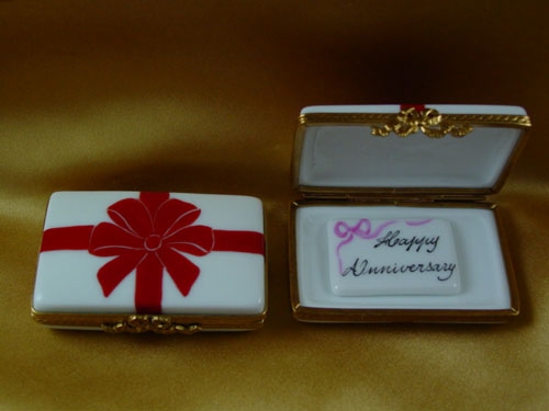 GIFT BOX WITH RED BOW - HAPPY ANNIVERSARY