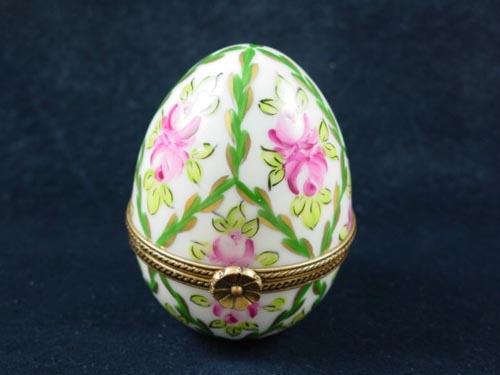 EGG WITH GREEN STRIPES AND FLOWERS