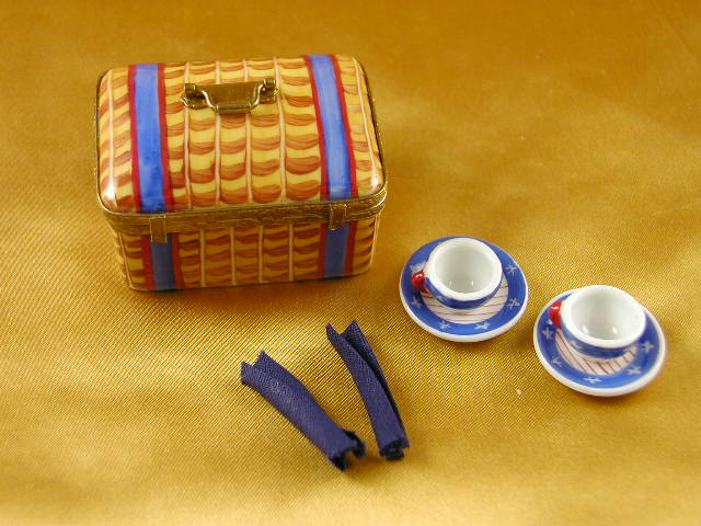 Picnic basket red/white/blue Picnic basket red/white/blue