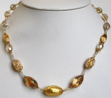 Glamor White/Gold Necklace (Short)