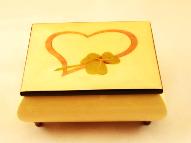 Creme High Gloss Music Box with Heart and Shemrock