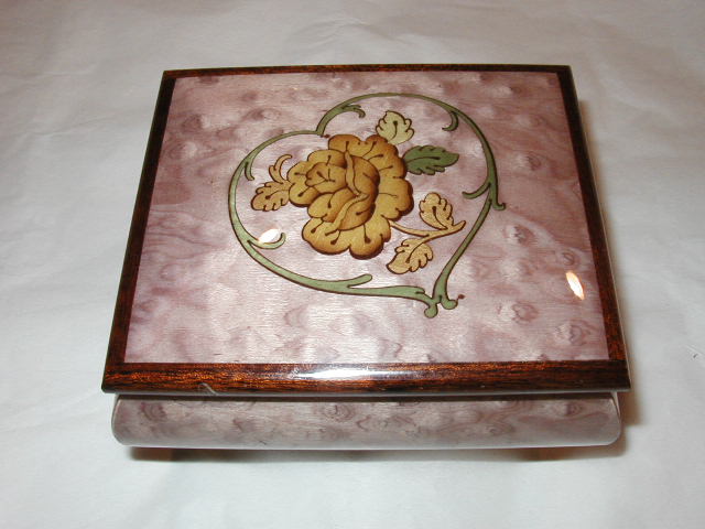 Lilac high gloss heart and flower inlay music box