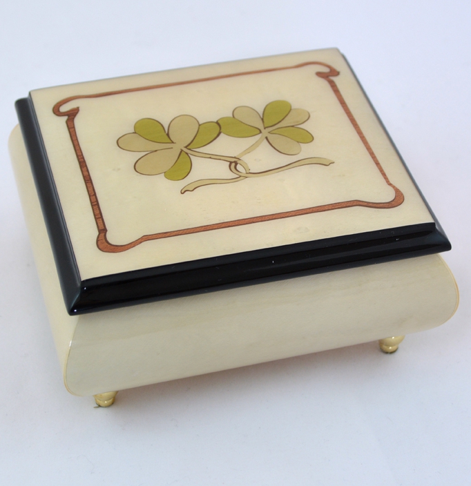 HIGH GLOSS MUSIC BOX WITH TWO SHEAMROCKS