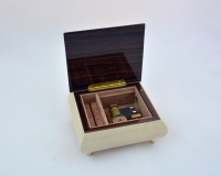 HIGH GLOSS MUSIC BOX WITH TWO SHEAMROCKS