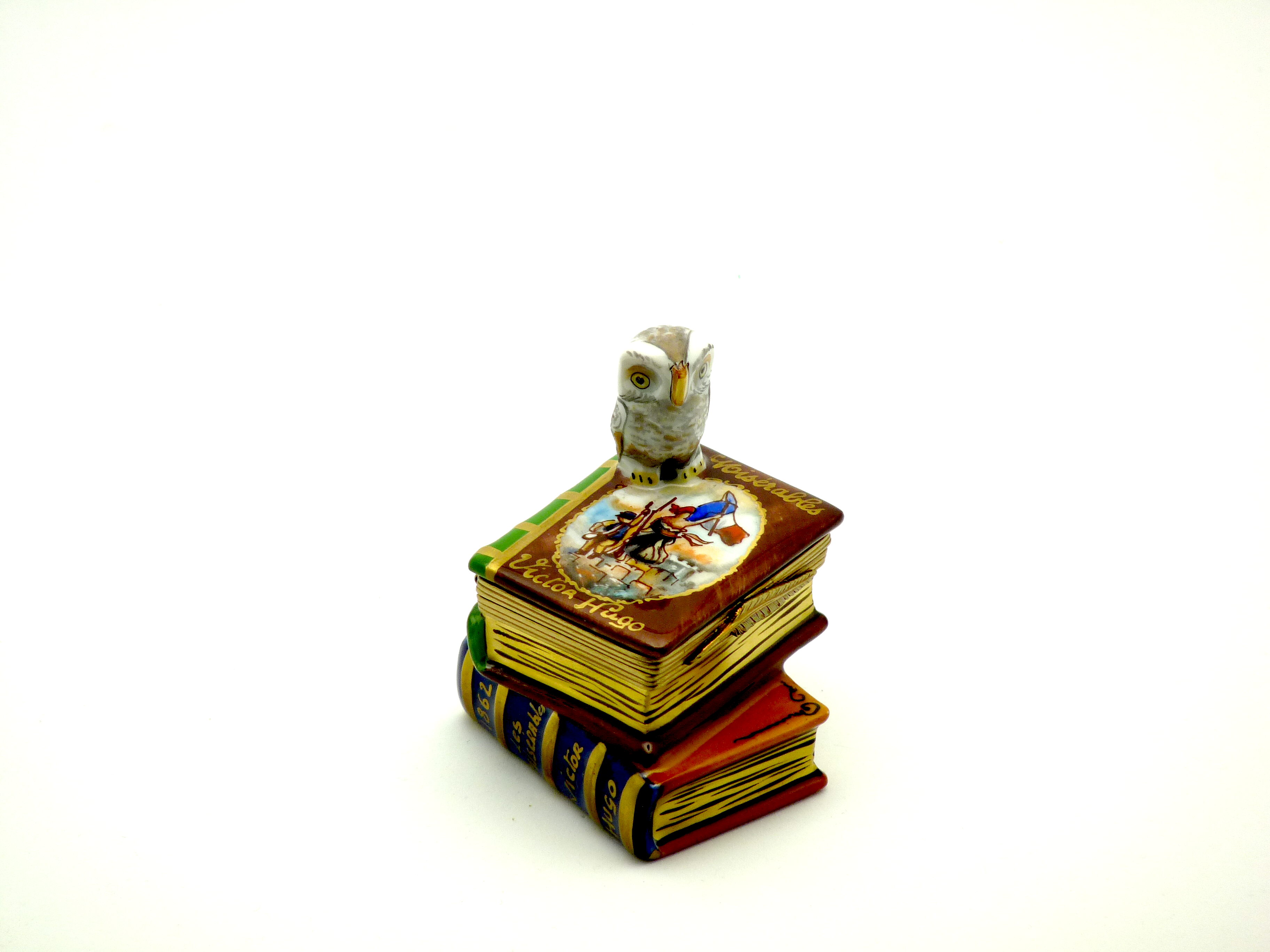 Stacking books w/owl : les miserables