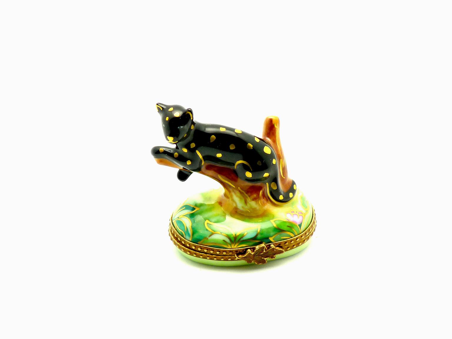 Leapard on branch -black