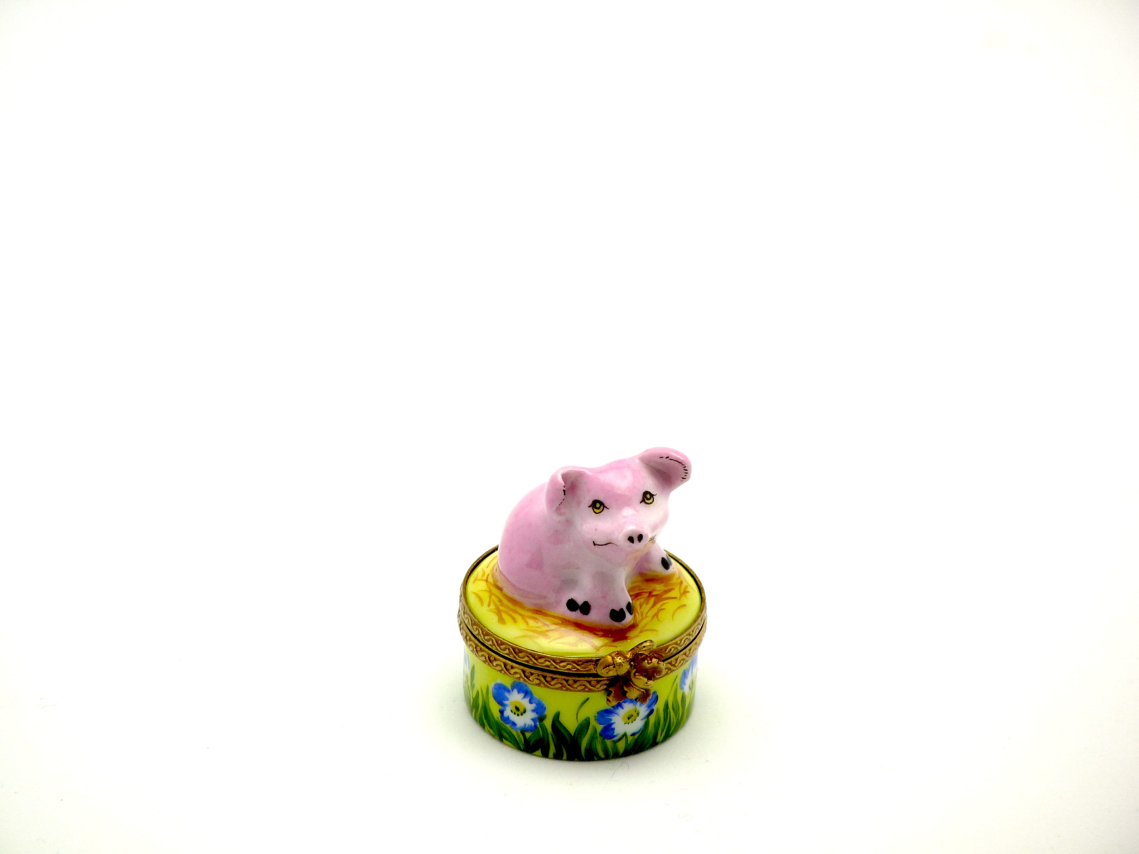 Little pig on round flower base