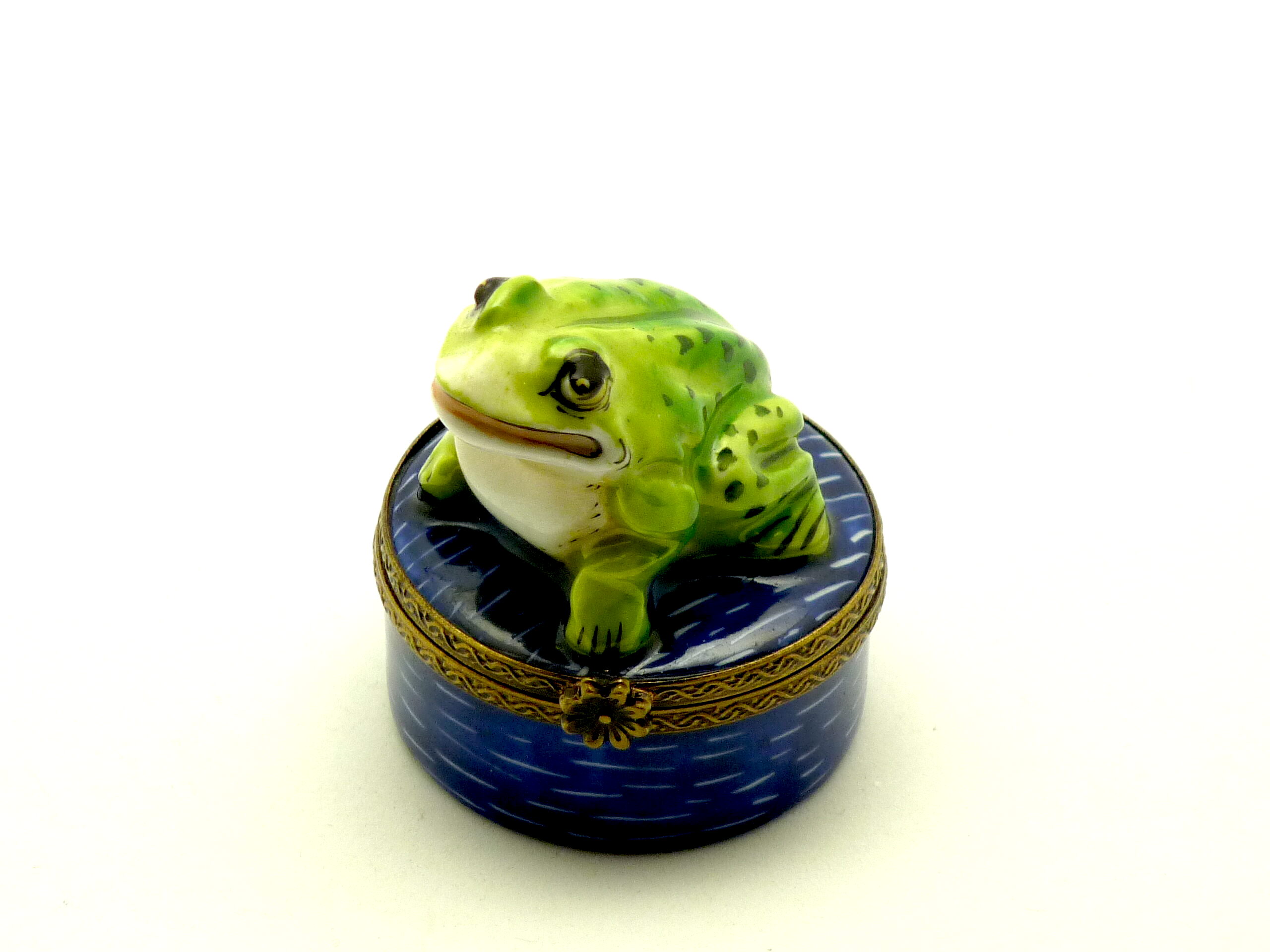 Frog on round base