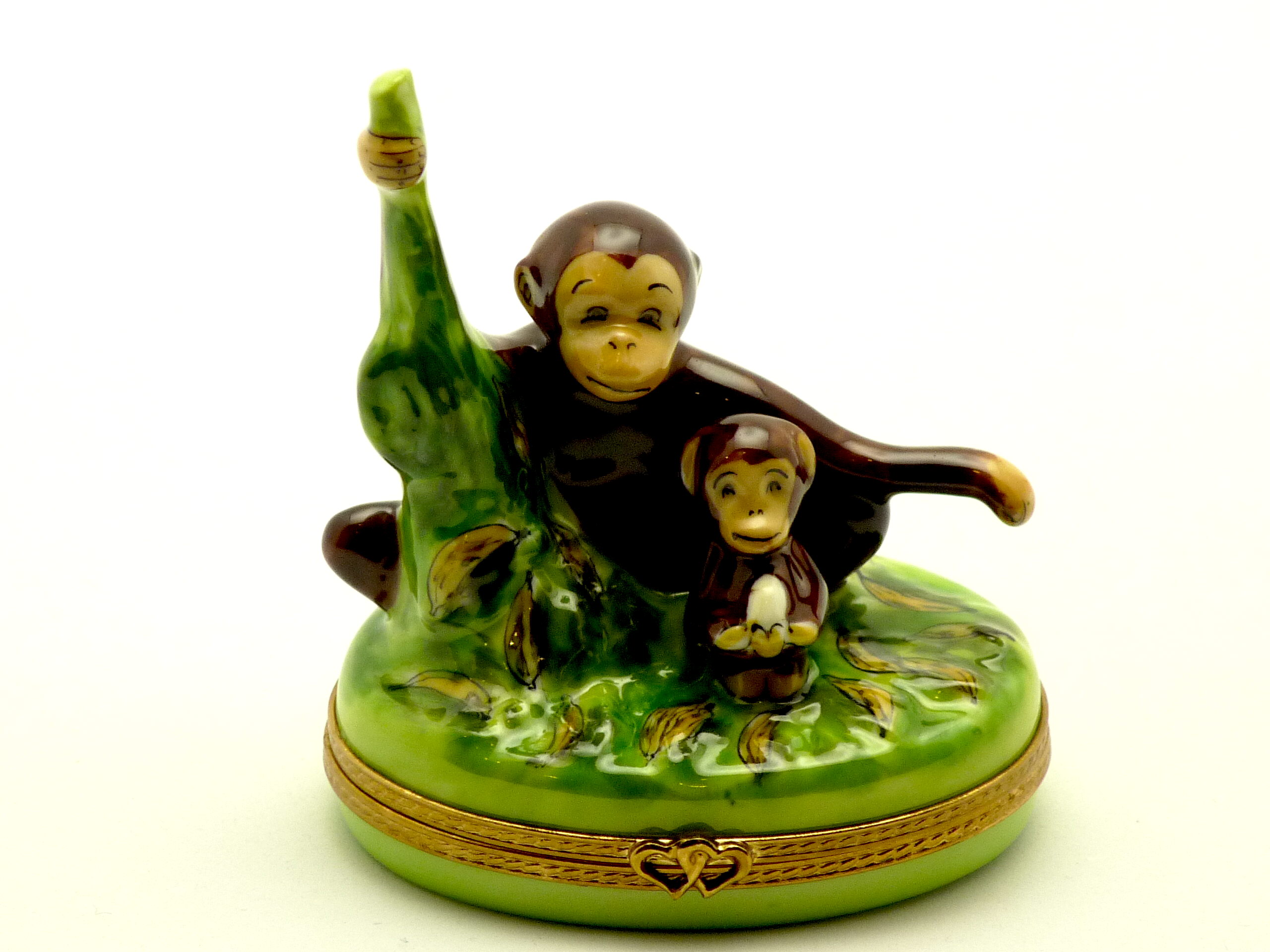 Monkey with baby eating banane
