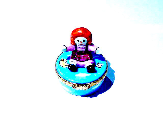 Poupee on round base