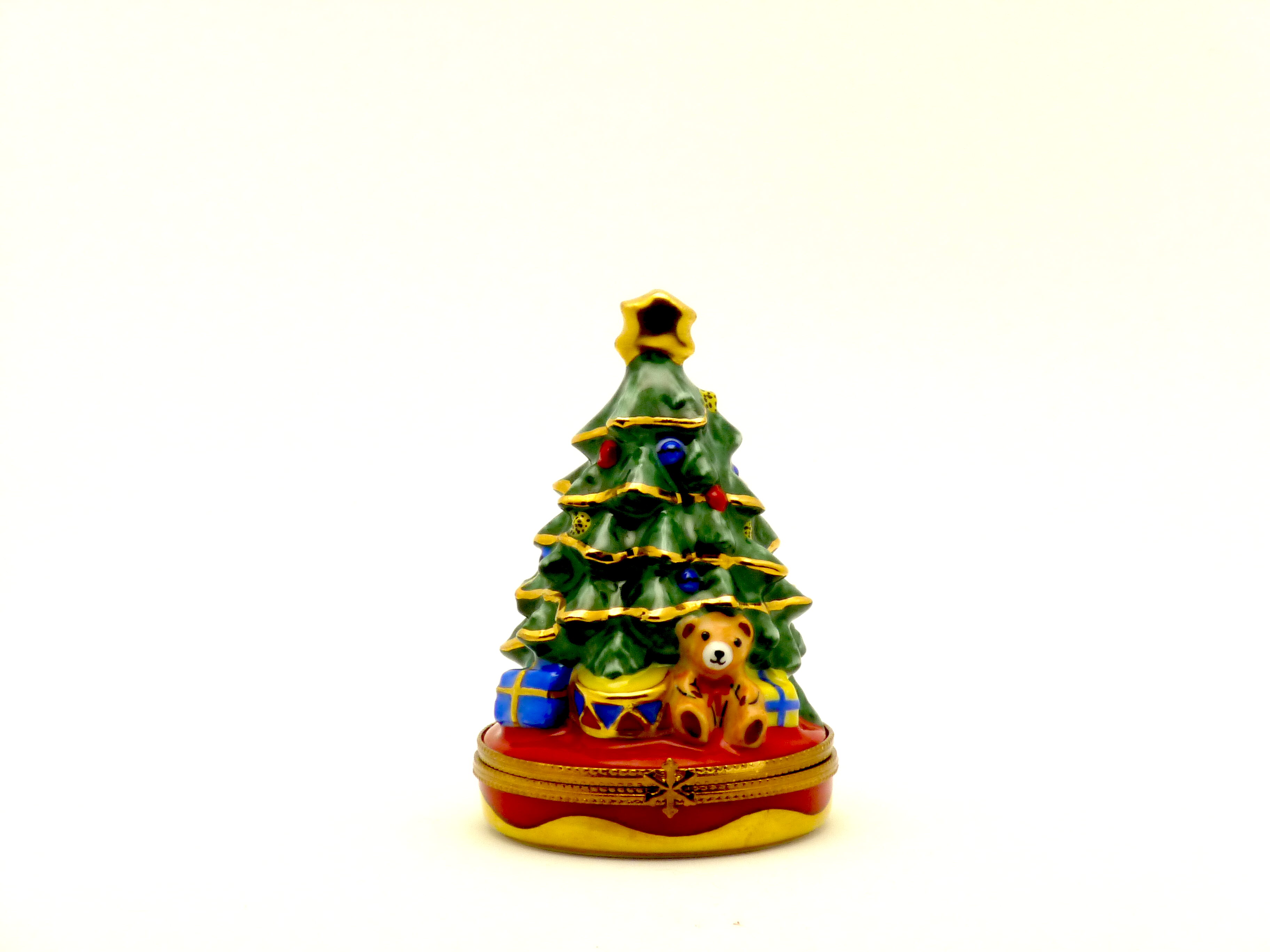 Christmas tree with toys