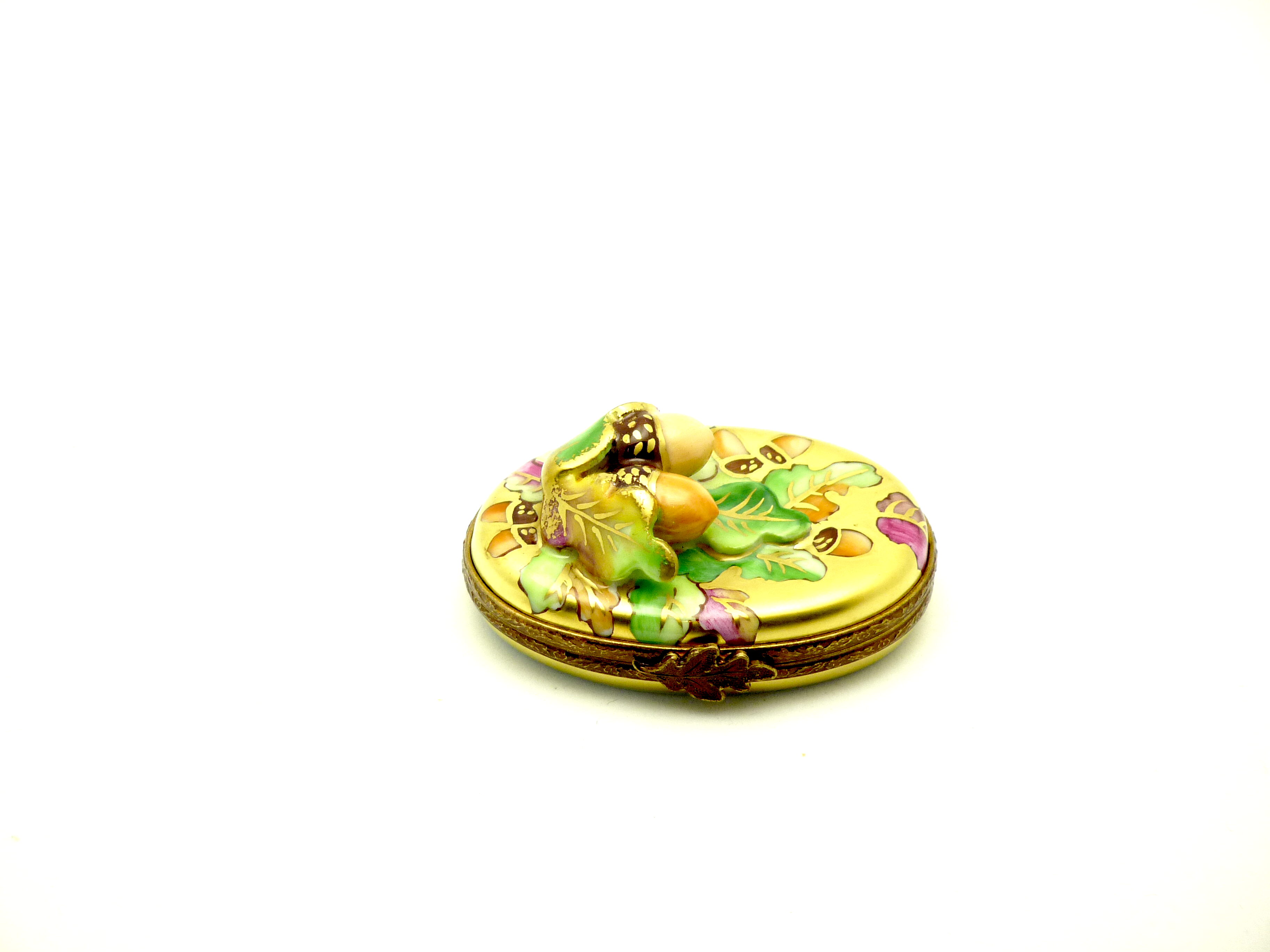 Oval box with acorns