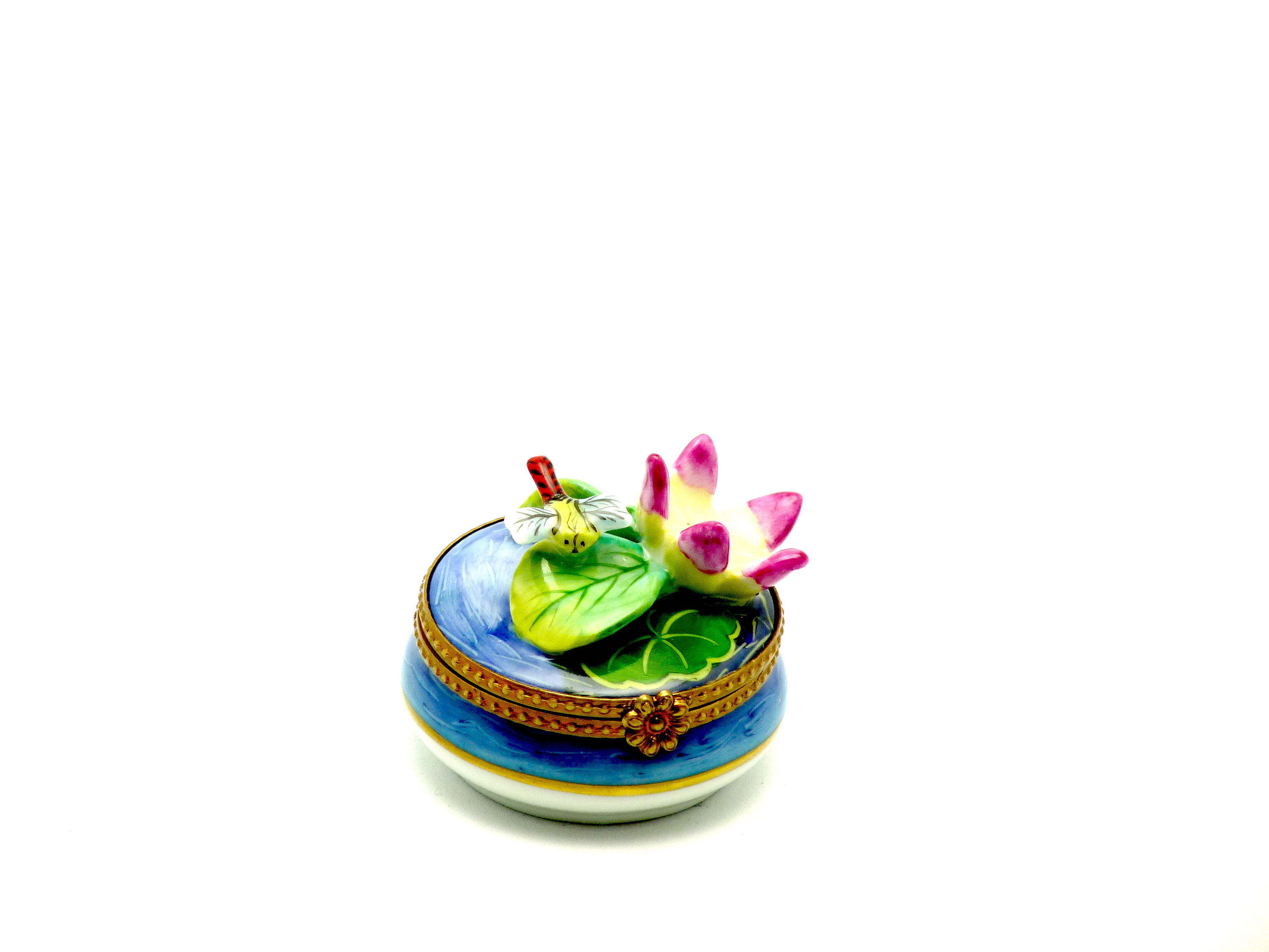 Dragonfly on round base with flowers