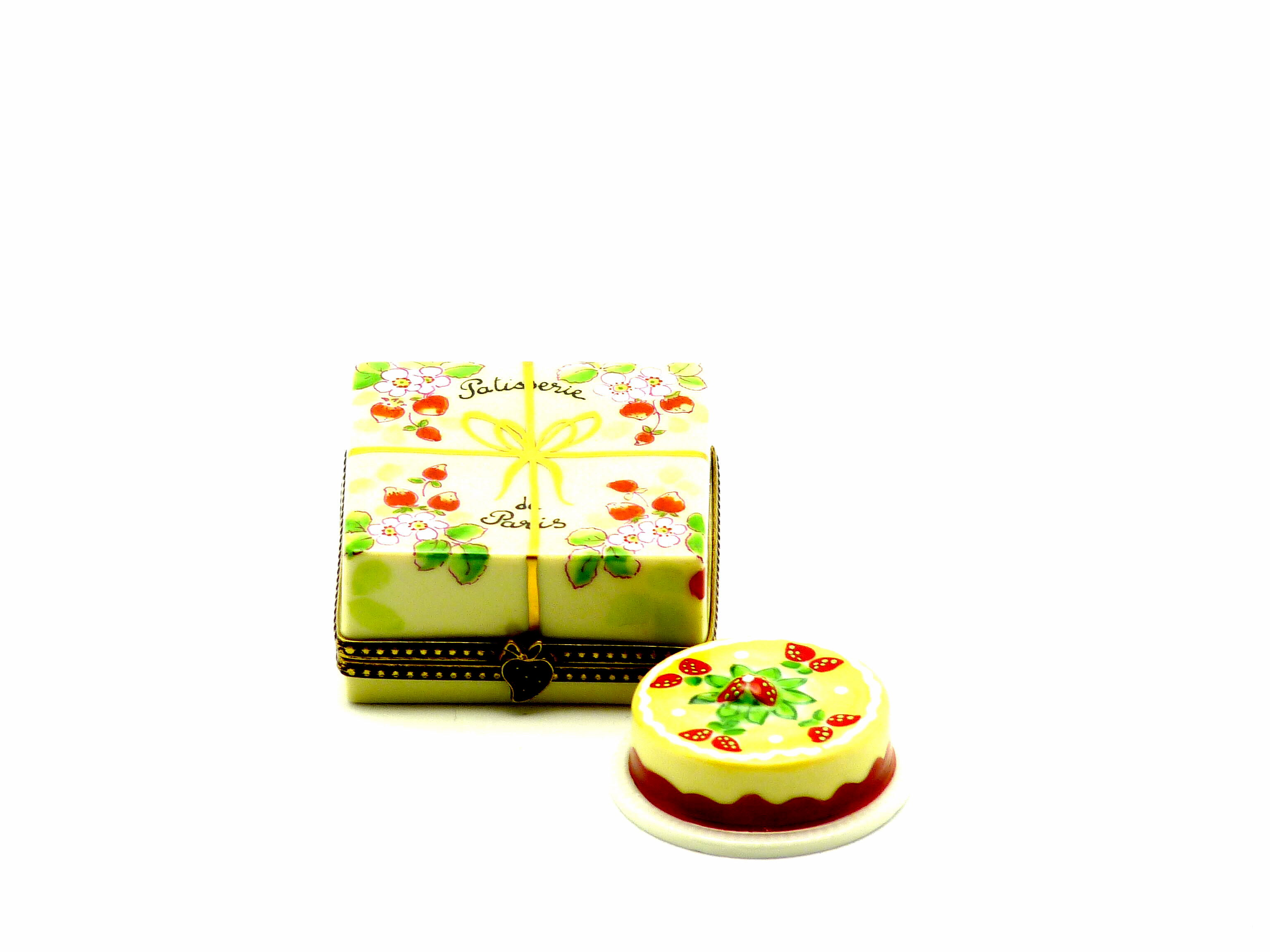 Strawberry cake box with cake