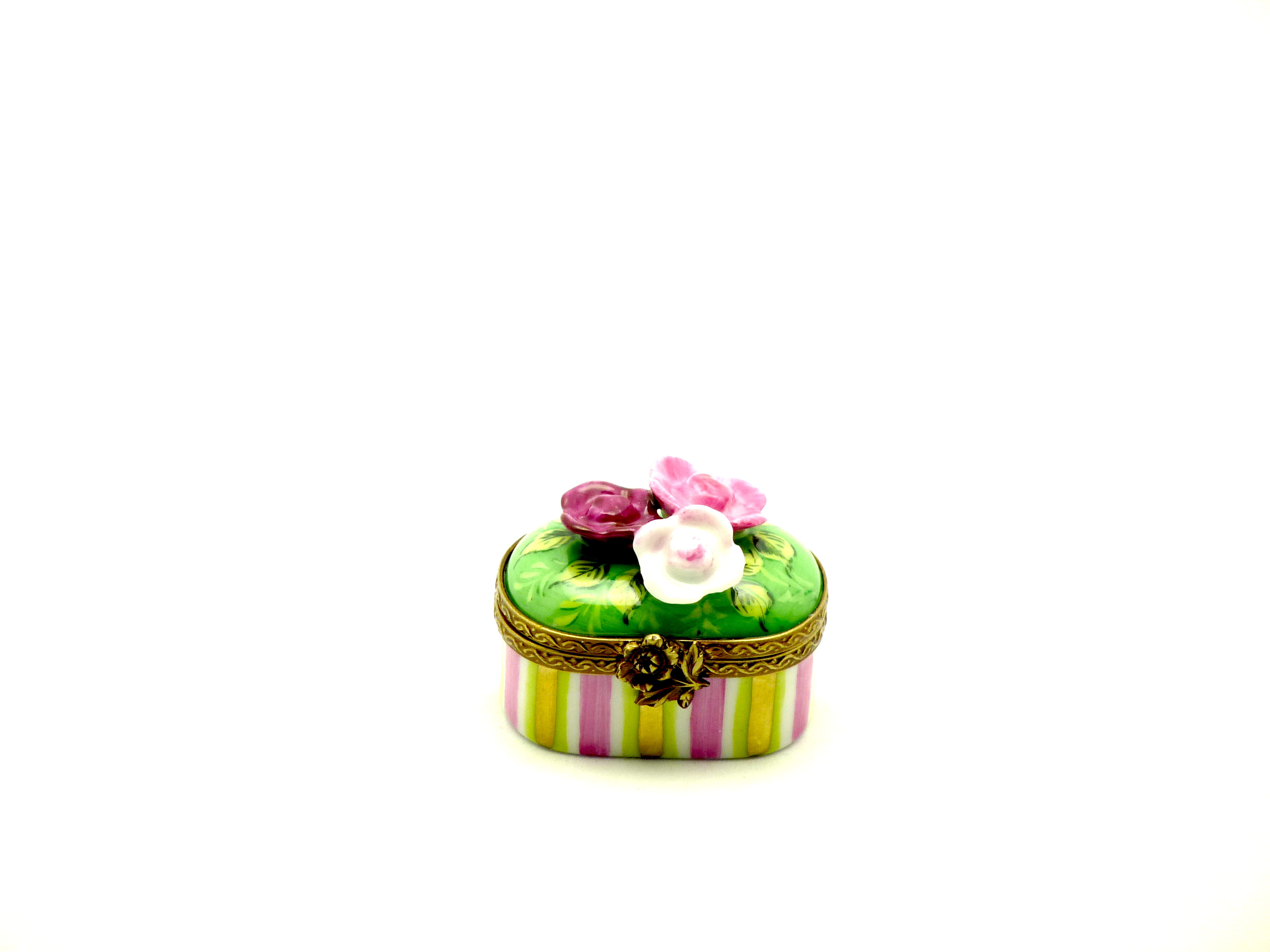 3 roses on small oval
