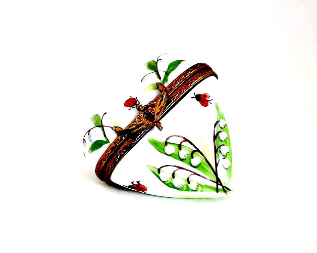 Heart box opens in the middle -lily of valley