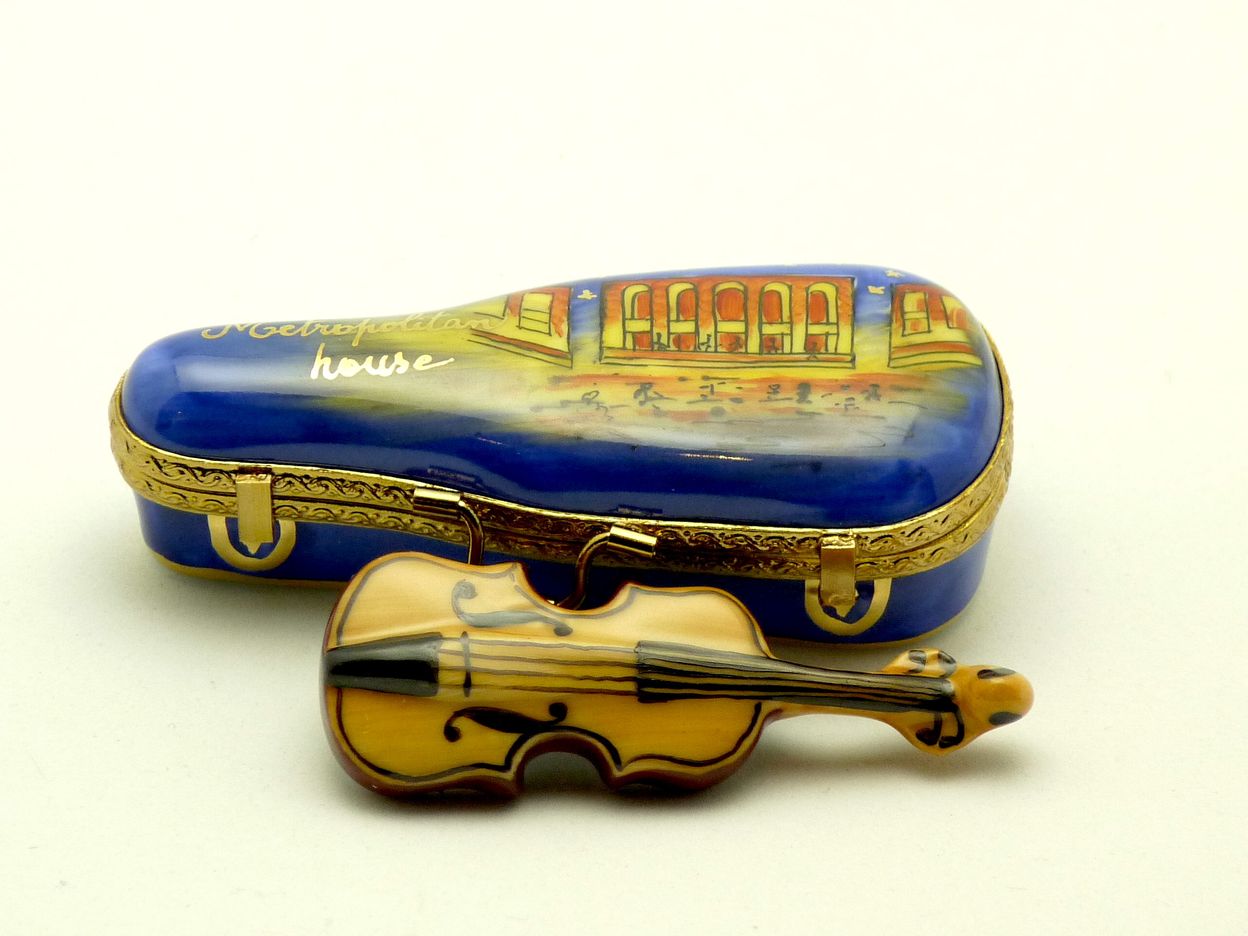 Violin in case : Metropolitan Opera House