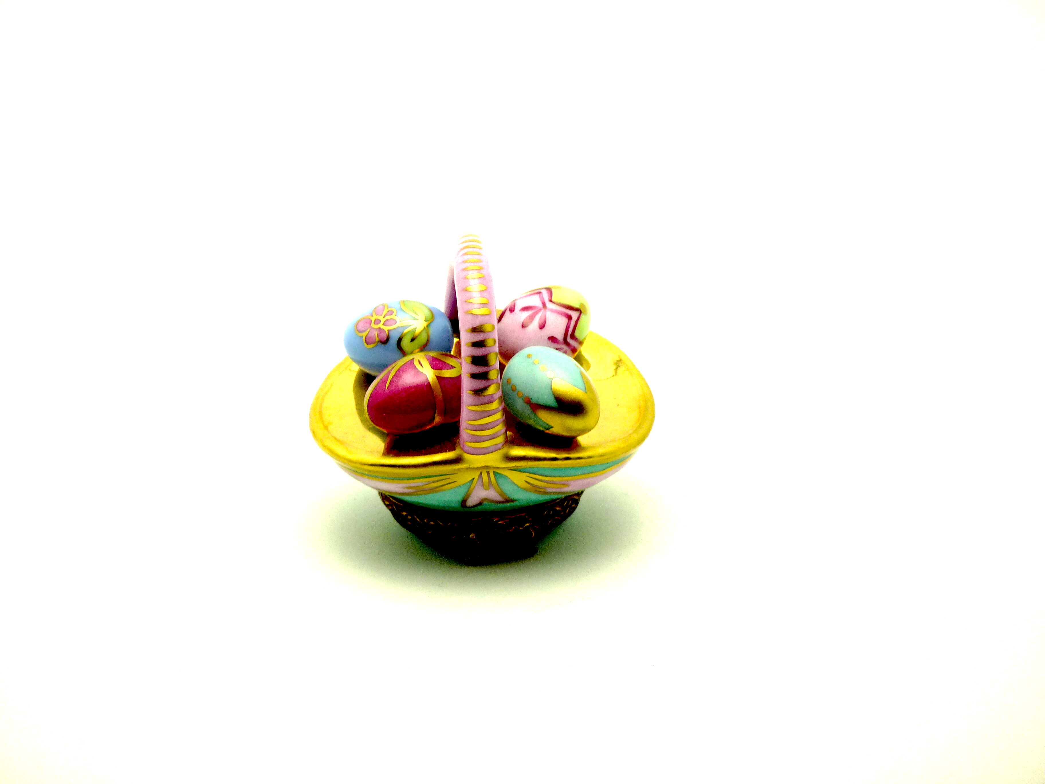 Easter basket with eggs - pastel décor