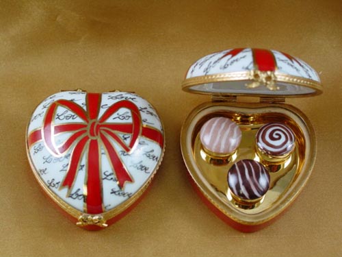 Heart with red bow and three candies