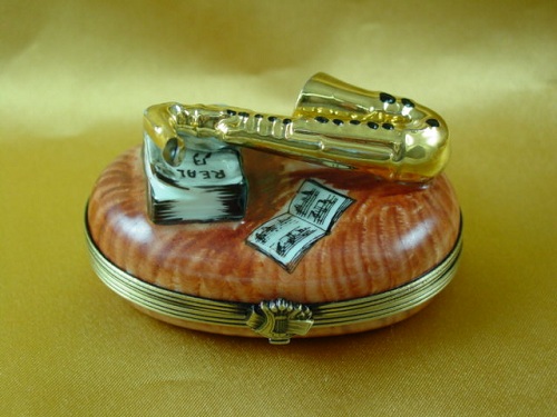 Saxophone on oval