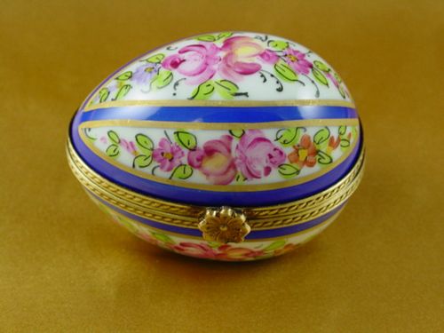 Egg with blue stripes and flowers