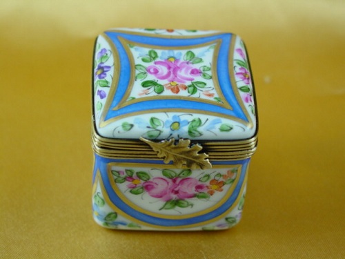 Blue and gold square with flowers