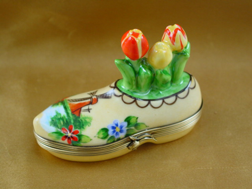 Dutch clog with tulips