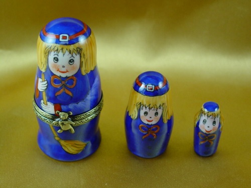 Nesting blue dolls