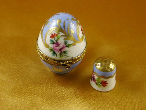 Egg with thimble blue