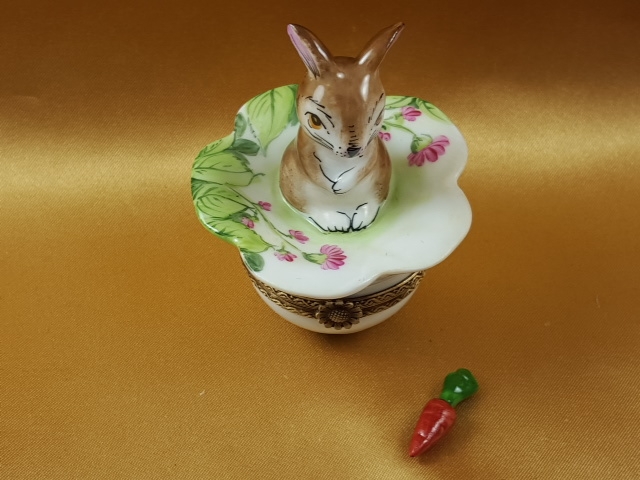 BROWN BUNNY ON LEAF WITH REMOVABLE CARROT