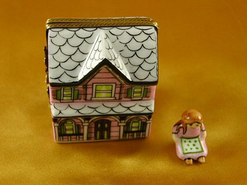 PINK DOLL HOUSE W/TWO DOLLS