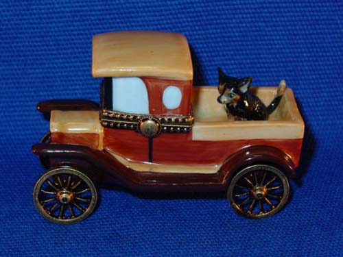 PICK-UP TRUCK W/DOG