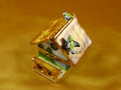 BIRDHOUSE W/TWO BIRDS