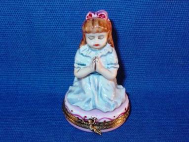 BRUNETTE GIRL PRAYING