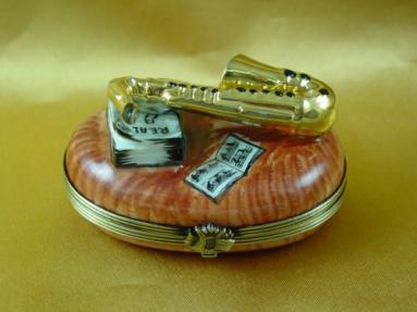Saxophone on oval