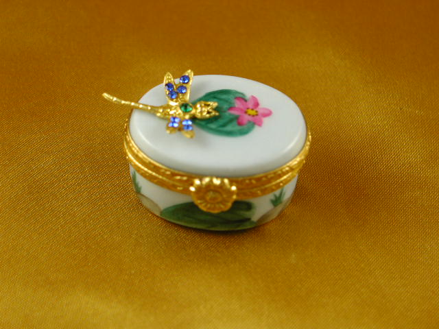 Jeweled dragonfly on small oval