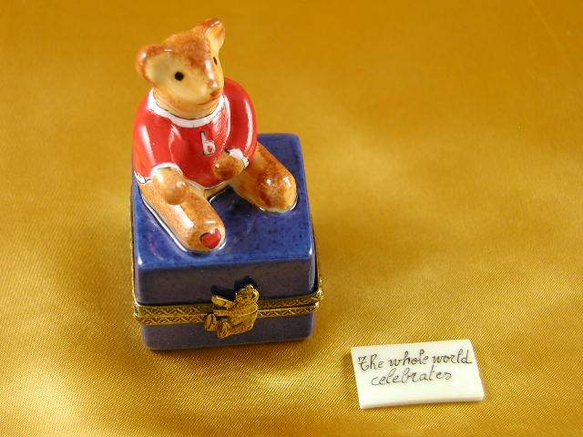 Small bear on blue base