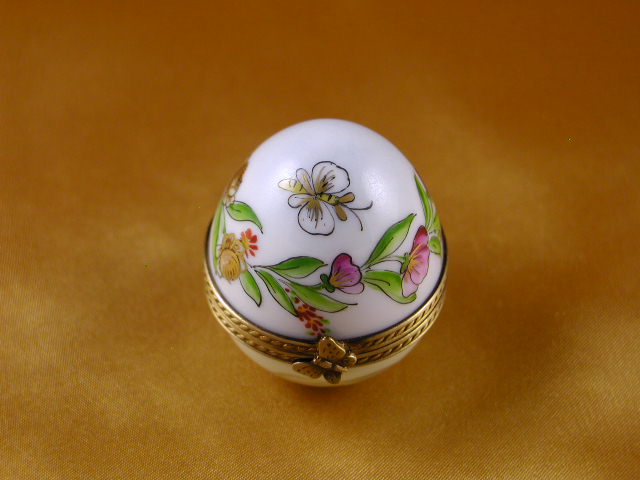 Small egg flower & dragonfly