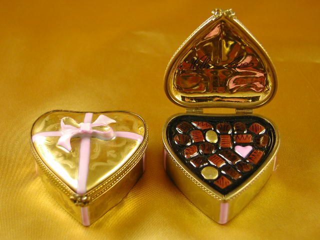Gold heart w/pink bow & chocolates