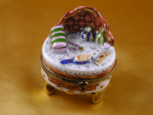 Dresser table