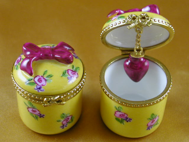 Yellow jewel box w/dangling heart