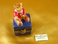 Small bear on blue base