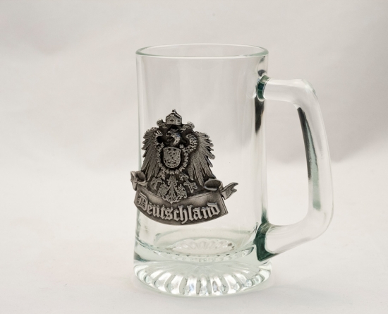 https://file.1001shops.com/OneBeerSteins/big_German-Beer-Mugs-Vessels_Glass-Beer-Mugs_Deutschland-Mug-With-Metal-Crest-56c76a396572a.jpg