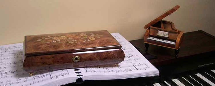 There are boxes with natural designs of the wood, together with beautifully designed and colored ones. These Sorrento boxes are highly elegant and authentic creations that can be used as gift articles on any occasion.